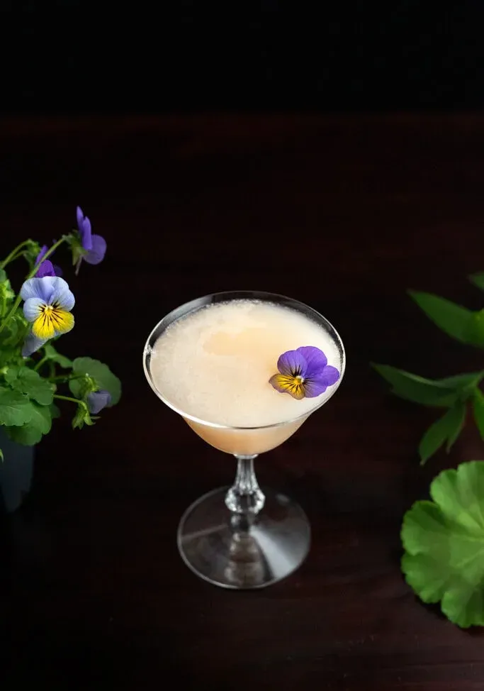 육군과 해군은 식용 꽃을 곁들인 칵테일입니다.' title=