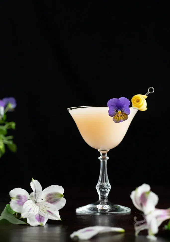 육군과 해군은 꽃과 함께 칵테일을 만듭니다.' title=