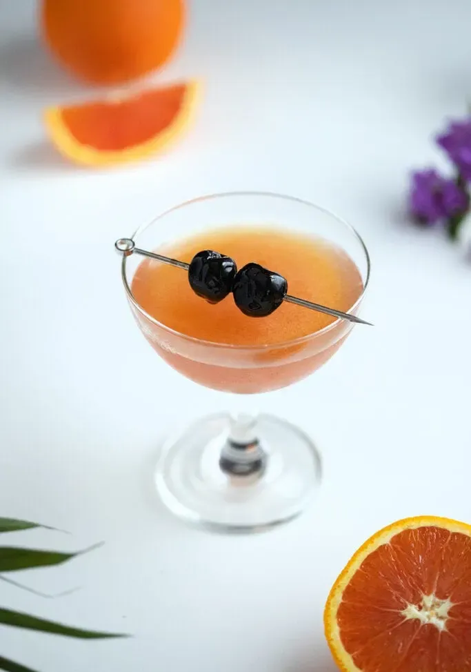 enfermaria oito coquetel com fatias de laranja.' title=