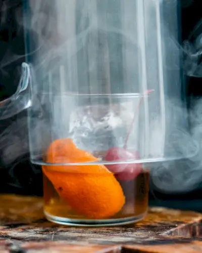 Wie man einen geräucherten Old Fashioned zubereitet