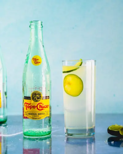 Ranch Water mit Topo Chico-Sprudelwasserflasche