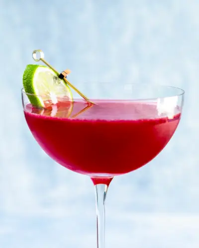 Coquetel de rum e suco de cranberry