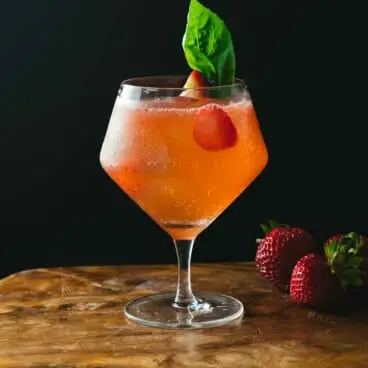 Coquetel de morango e manjericão