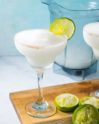 Gefrorene Margarita mit Limetten und Mixer