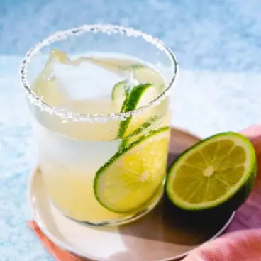 Virgin Margarita mit Limettengarnitur und Salzrand.