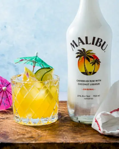 Suco de Malibu e abacaxi
