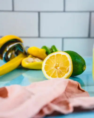 Étape 1 : Pressez les citrons verts et les citrons.