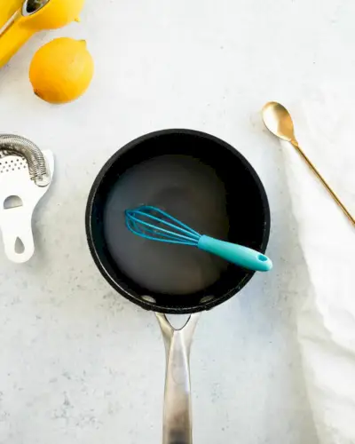 Étape 2 : Faites chauffer le jus, l’eau et le sucre.