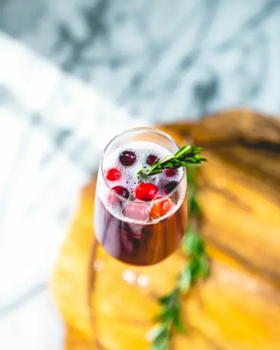 Boisson au poinsettia (Cocktail au champagne et aux canneberges)