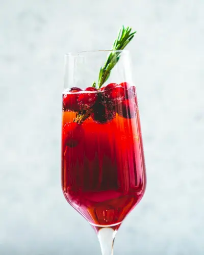 Le Poinsettia (Cocktail champagne canneberge)