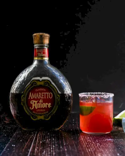 Amaretto-Flasche mit italienischer Margarita.