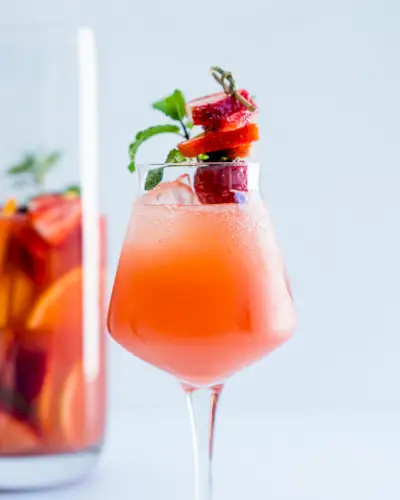 Jarný koktail v pohári: jahodová sangria s jahodovou oblohou a mätou.