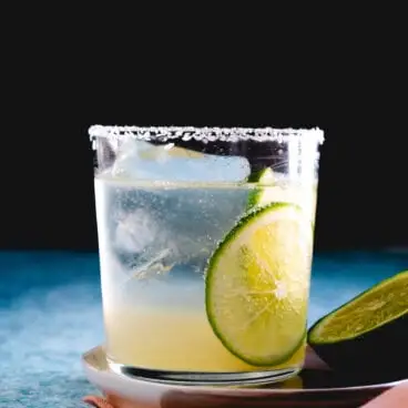 margarita vierge avec garnitures de citron vert et bord de sel.