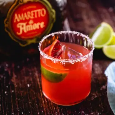 Margarita italienne en verre avec bord de sel et Amaretto.