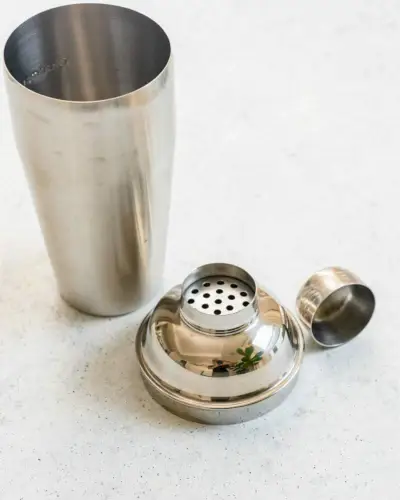 Étape 2 : Secouez les ingrédients dans un shaker.