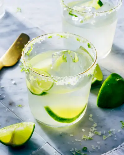 Étape 3 : Filtrez la margarita dans le verre et ajoutez de la glace.