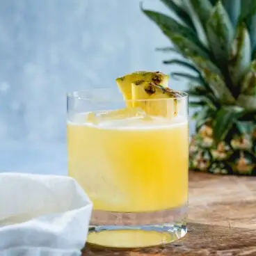 Margarita à l'ananas dans un verre à whisky avec garniture d'ananas.