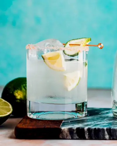 Recette de Margarita en verre avec citrons verts et bord de sel