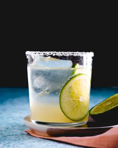 Virgin Margarita mit Limettengarnitur und Salzrand.