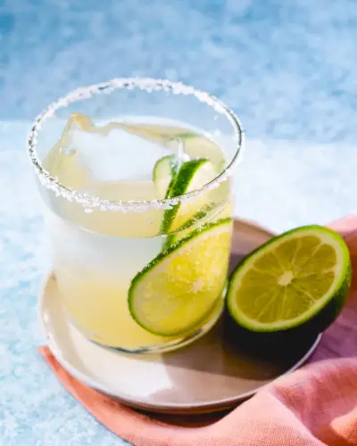 Virgin Margarita mit Limettengarnitur und Salzrand.