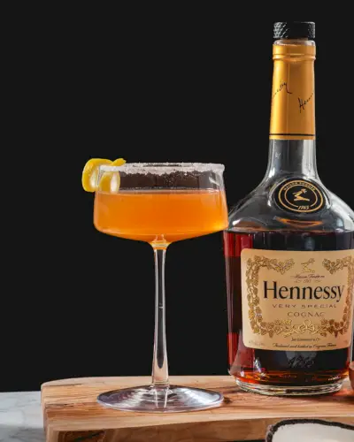 Recept na Hennessy Sidecar v koktailovom pohári s citrónovým twistom a cukrovým okrajom