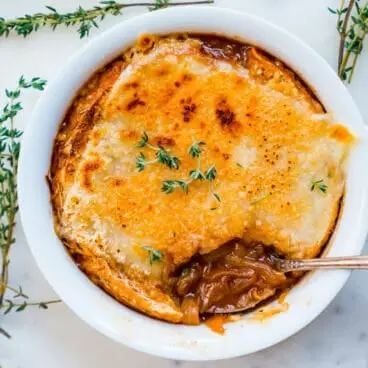 Vegetariánská francouzská cibulová polévka