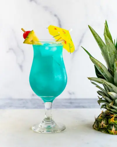 Zutaten für ein blaues Hawaii-Getränk