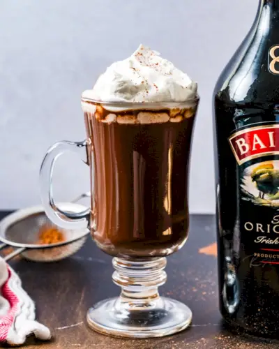 Cioccolata calda arricchita con Baileys