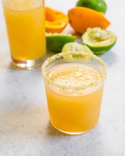 Margaritasalz auf dem Rand eines Margaritaglases.
