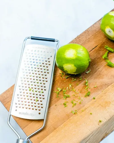 So reiben Sie eine Limette ab