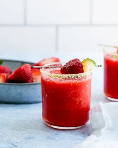 Como fazer margarita de morango: copo de margarita com guarnição de morango