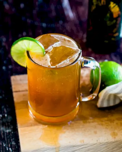 Beergarita im Glaskrug mit Limette und klarem Eis.