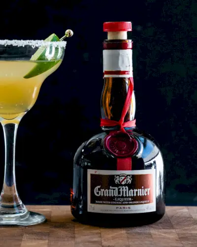 Grand-Marnier-Flasche mit Cadillac-Margarita.