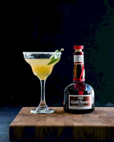 Cadillac Margarita mit Grand-Marnier-Flasche.