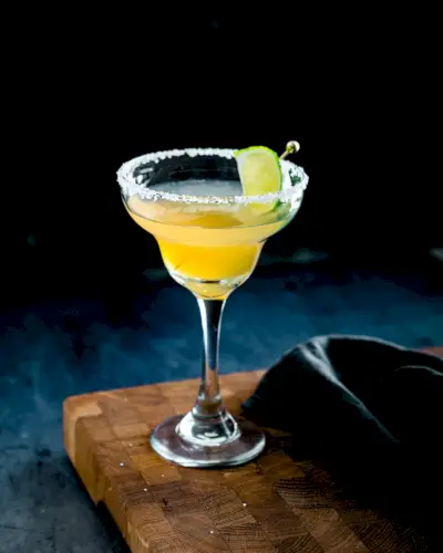 Cadillac-Margarita im Margaritaglas mit Salzrand.