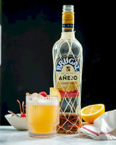 Coquetel Rum Sour com garrafa de rum