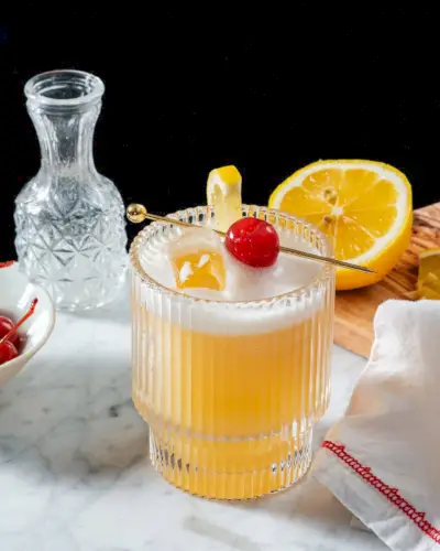 Como fazer uma receita de coquetel de rum azedo com meio limão
