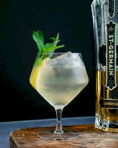 Coquetel de flor de sabugueiro