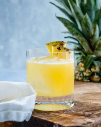 Ananas-Margarita im Steinglas mit Ananasgarnitur.