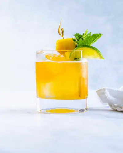 Coquetel de rum de abacaxi