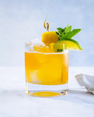 Coquetel de rum de abacaxi