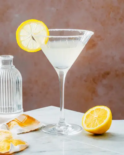 Martini de limão com guarnição de limão.