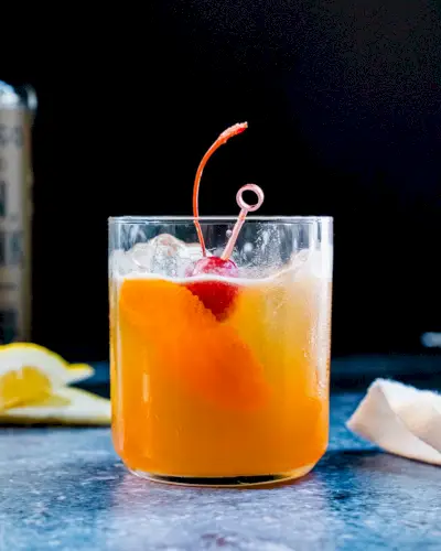 Recette de Whisky Sour dans un verre à cocktail avec cerise.