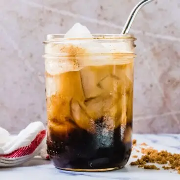 Café expresso gelado com açúcar mascavo e leite de aveia