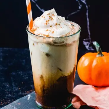 Café com leite gelado com especiarias e abóbora