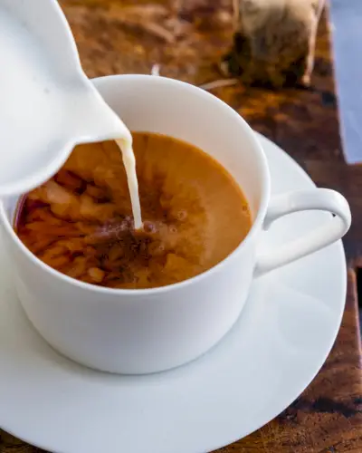 Come preparare un tè al latte