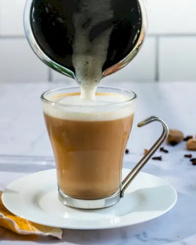 Schaum auf veganem Chai Latte