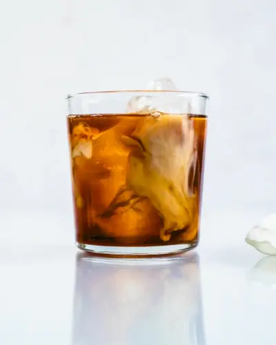 wie man einen eisgekühlten Chai Latte macht