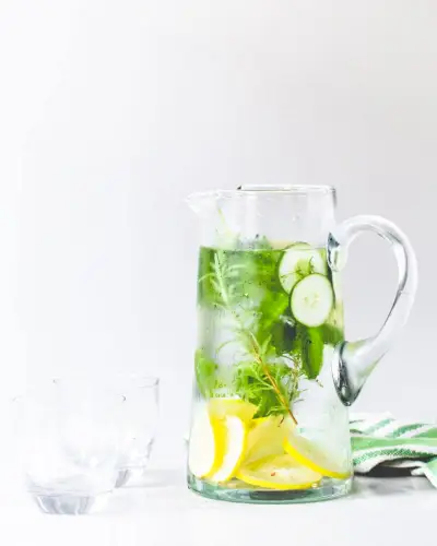 Rezept für Zitronen-Kräuter-Gurken-Wasser