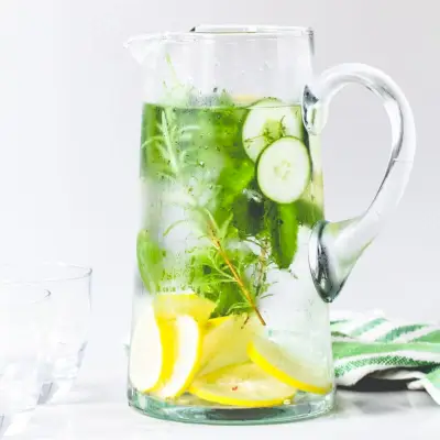 Rezept für Zitronen-Kräuter-Gurken-Wasser